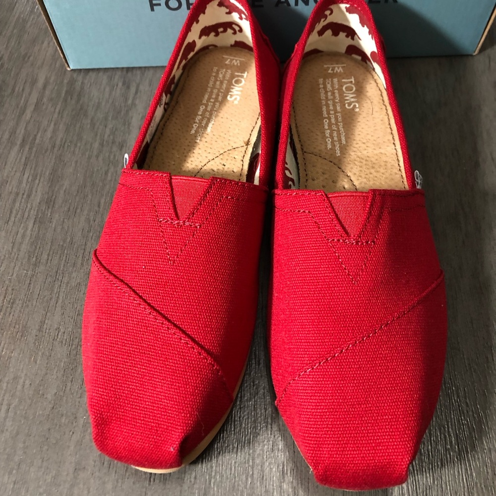 TOMS Classic Red Canvas Size 7 Brand New